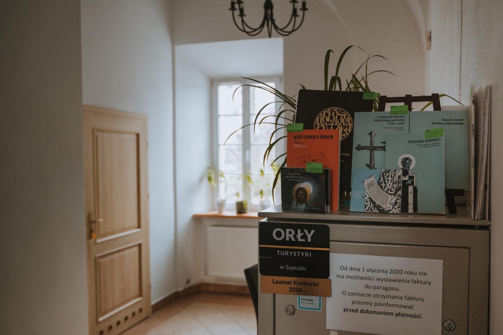 Pokoje Goscinne Domu Pielgrzyma W Supraslu Esterno foto